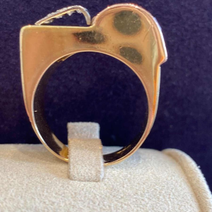 Bague Tank “à pont“ en or rose, diamants et rubis Verneuil, travail français, ca 1940