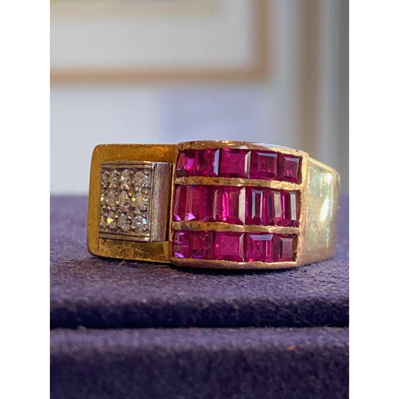 Bague Tank “à pont“ en or rose, diamants et rubis Verneuil, travail français, ca 1940