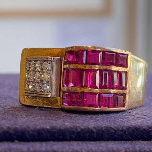 Tank ring with bridge in rose gold, diamonds and Verneuil rubies, French craftsmanship, ca 1940