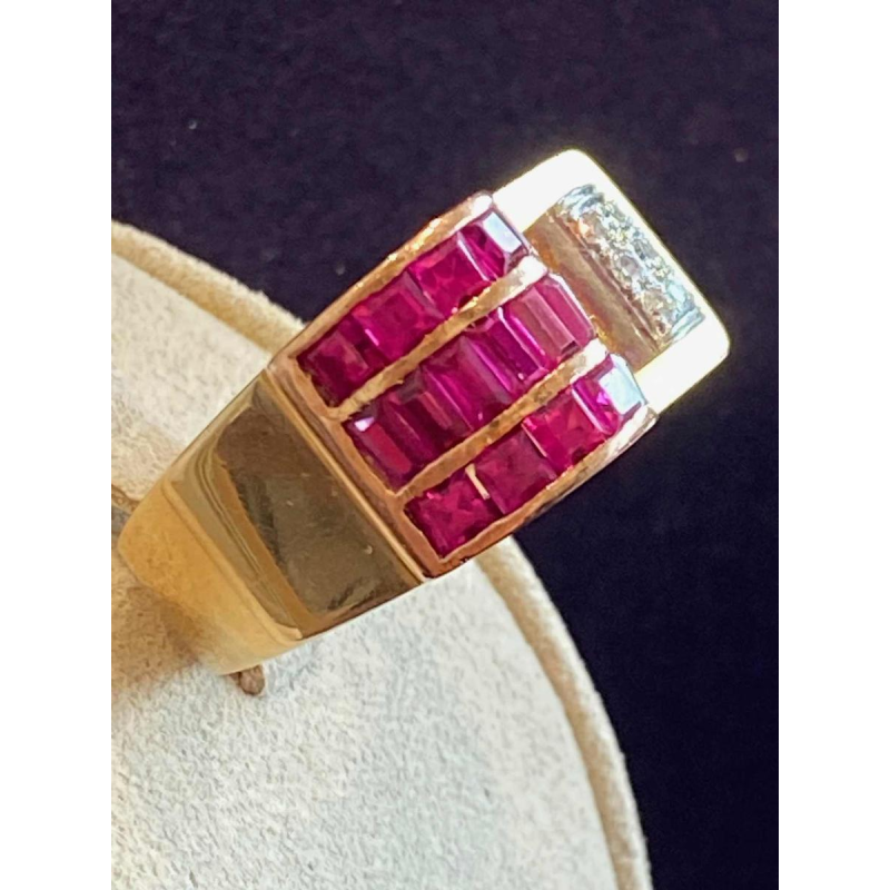 Bague Tank “à pont“ en or rose, diamants et rubis Verneuil, travail français, ca 1940