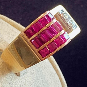 Tank ring with bridge in rose gold, diamonds and Verneuil rubies, French craftsmanship, ca 1940