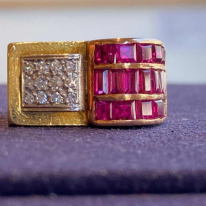 Bague Tank “à pont“ en or rose, diamants et rubis Verneuil, travail français, ca 1940