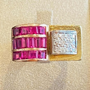 Bague Tank “à pont“ en or rose, diamants et rubis Verneuil, travail français, ca 1940
