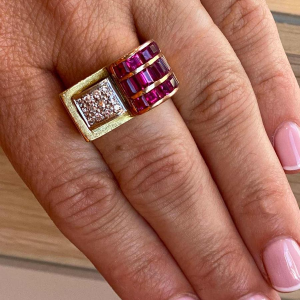 Bague Tank “à pont“ en or rose, diamants et rubis Verneuil, travail français, ca 1940
