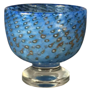 BERTIL VALLIEN pour KOSTA BODA Sweden, vase verre bleu sur piedouche 57529