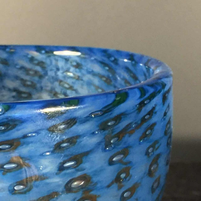 BERTIL VALLIEN pour KOSTA BODA Sweden, vase verre bleu sur piedouche 57529