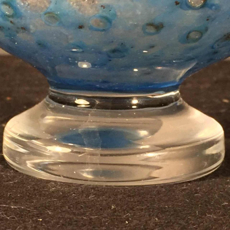 BERTIL VALLIEN voor KOSTA BODA Zweden, blauwe glas vaas op voet genummerd 57529