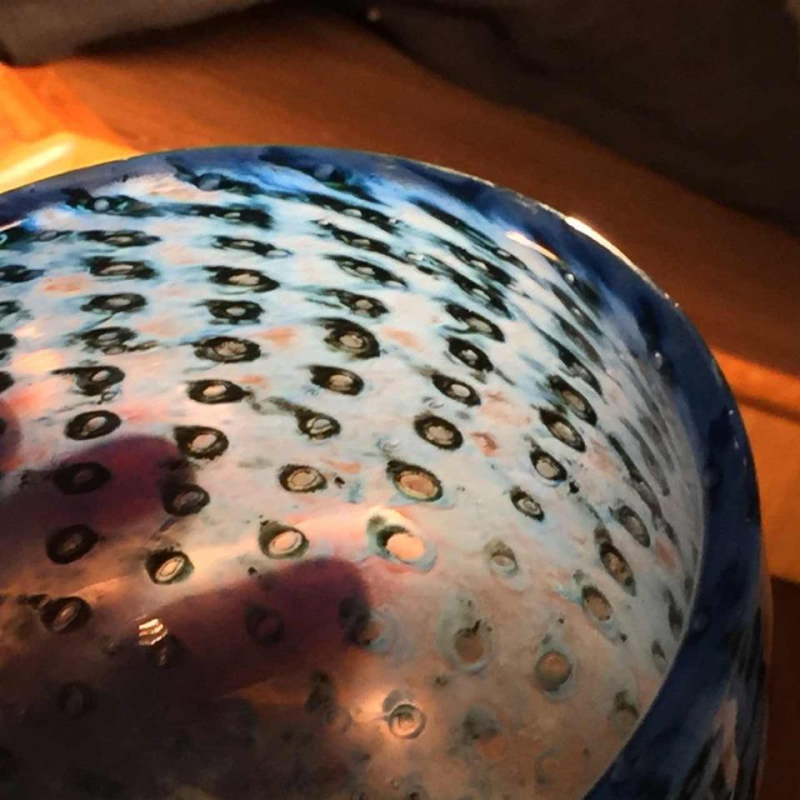 BERTIL VALLIEN pour KOSTA BODA Sweden, vase verre bleu sur piedouche 57529