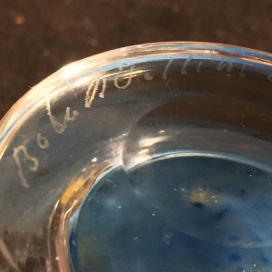 BERTIL VALLIEN voor KOSTA BODA Zweden, blauwe glas vaas op voet genummerd 57529