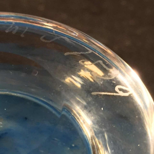 BERTIL VALLIEN voor KOSTA BODA Zweden, blauwe glas vaas op voet genummerd 57529