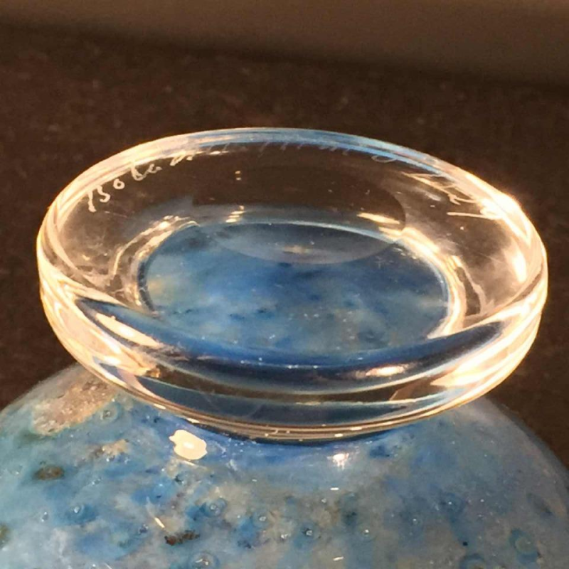 BERTIL VALLIEN voor KOSTA BODA Zweden, blauwe glas vaas op voet genummerd 57529