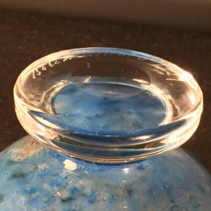 BERTIL VALLIEN voor KOSTA BODA Zweden, blauwe glas vaas op voet genummerd 57529