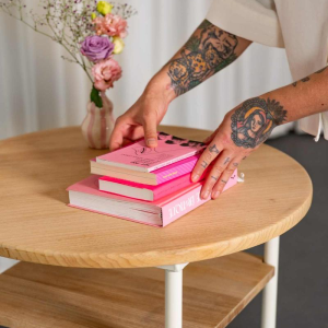 Bauhaus stijl bijzettafel, wit gelakt stalen structuur, beuken bladen, ca 1940