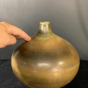 ANTONIO LAMPECCO, vase boule 21cm, céramique soliflore brun vert, 1970s