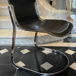 WILLY RIZZO pour CIDUE, SeÂ´rie de 4 Chaises C2 Structure Acier ChromeÂ´ Cuir Noir