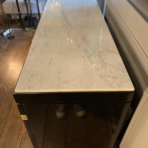 MAISON JANSEN, vintage dressoir / Credenza, zwarte lak, messing en marmer, 1970s