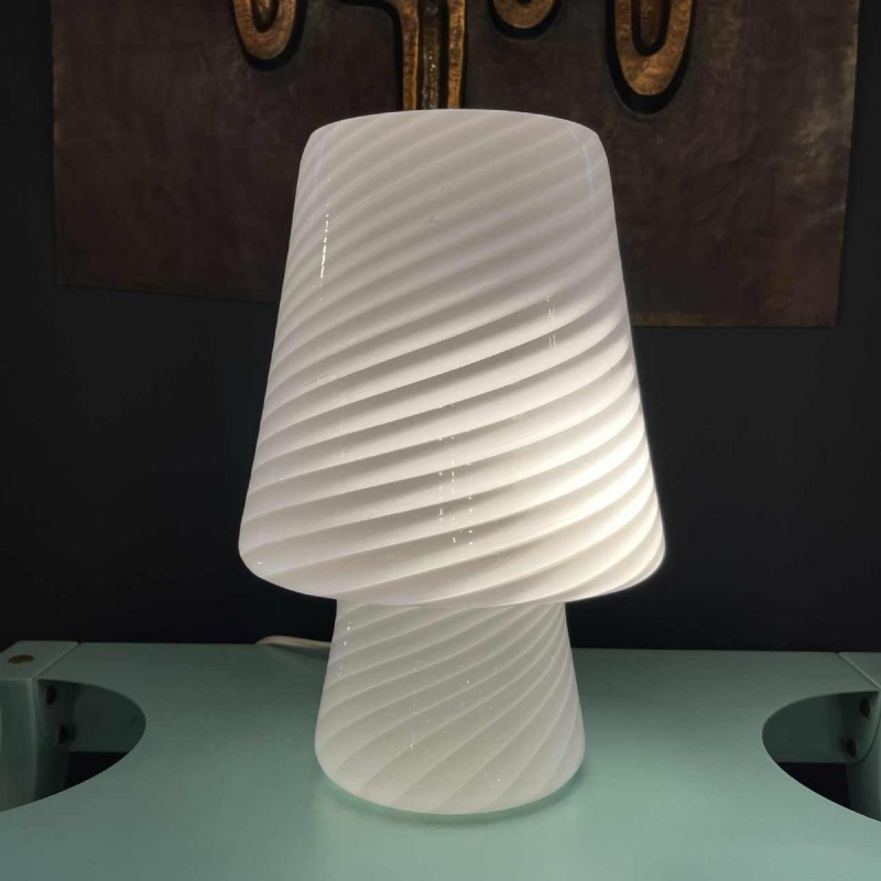 Venini Murano, "Mushroom" tafellamp in opaline gedraaid glas, ca 1970