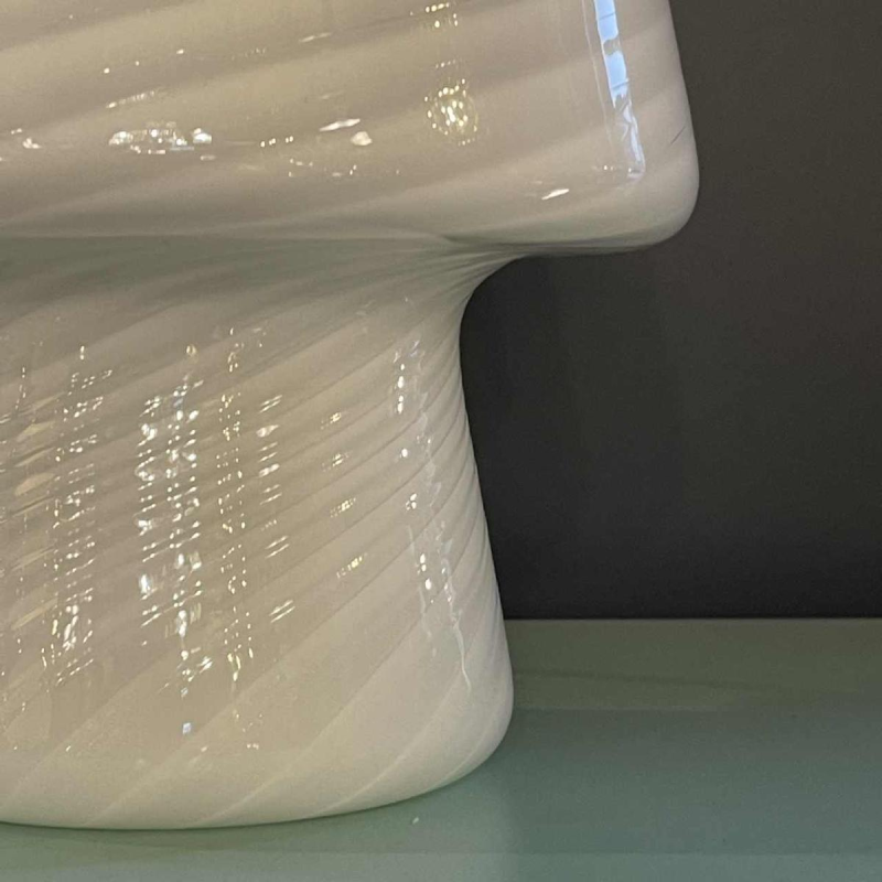 Venini Murano, "Mushroom" tafellamp in opaline gedraaid glas, ca 1970