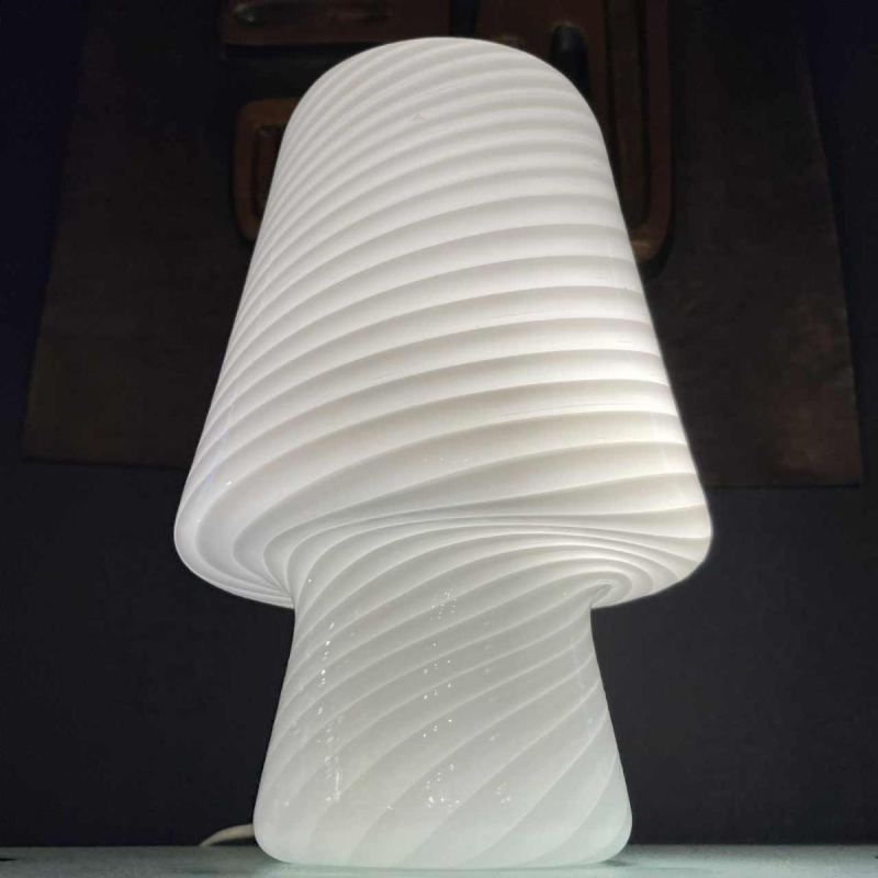 Venini Murano, Lampe de table "champignon" en verre torsade opalin, ca 1970