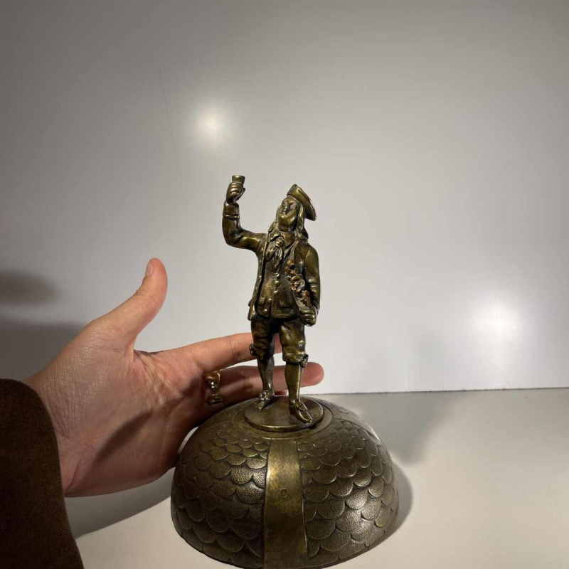 Hotel-, tafel- of kantoorbel - bronzen sculptuur van een figuur met 4 eikenhouten eikelbellen, 19e eeuw