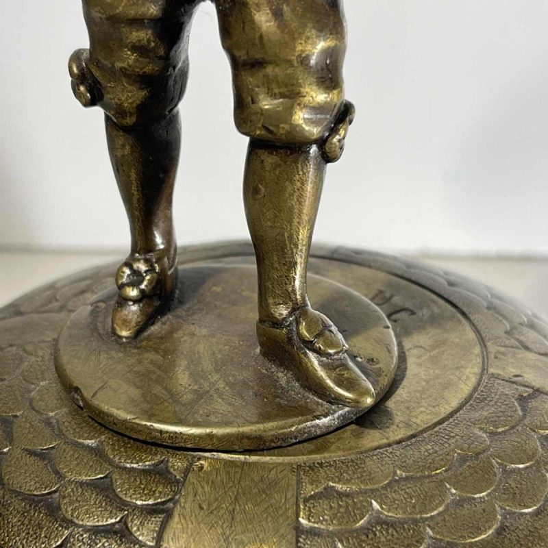 Hotel-, tafel- of kantoorbel - bronzen sculptuur van een figuur met 4 eikenhouten eikelbellen, 19e eeuw