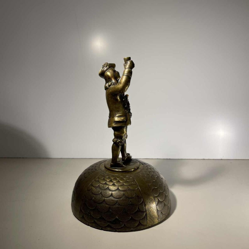 Hotel-, tafel- of kantoorbel - bronzen sculptuur van een figuur met 4 eikenhouten eikelbellen, 19e eeuw