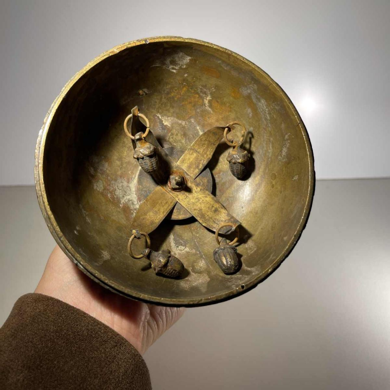 Hotel-, tafel- of kantoorbel - bronzen sculptuur van een figuur met 4 eikenhouten eikelbellen, 19e eeuw