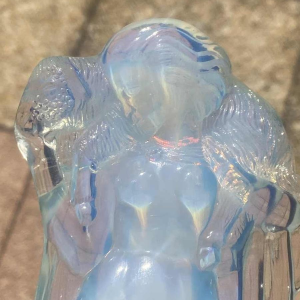 Sabino "Vrouw met schaap" Art Deco sculptuur in opalescent glas, ca 1920