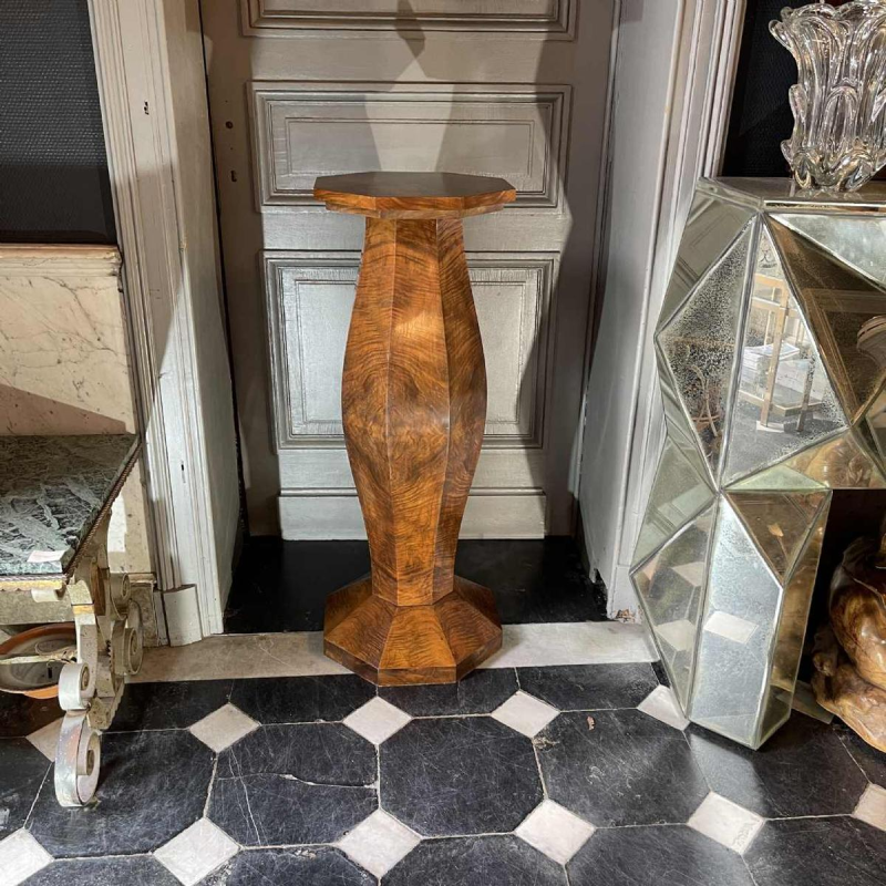 DE COENE FRERES, Art Deco achthoekige gebogen pilaar, walnoot burl 1925