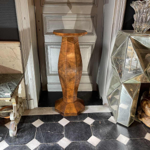 DE COENE FRERES, Art Deco achthoekige gebogen pilaar, walnoot burl 1925