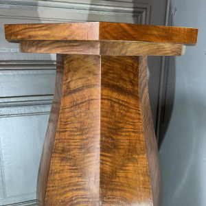 DE COENE FRERES, Art Deco achthoekige gebogen pilaar, walnoot burl 1925