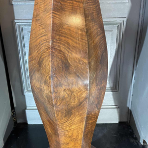 DE COENE FRERES, Art Deco achthoekige gebogen pilaar, walnoot burl 1925