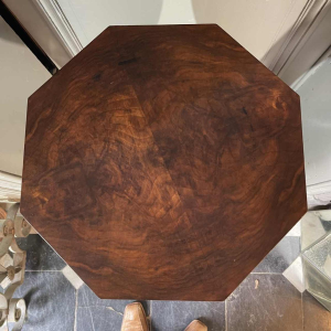 DE COENE FRERES, Art Deco achthoekige gebogen pilaar, walnoot burl 1925