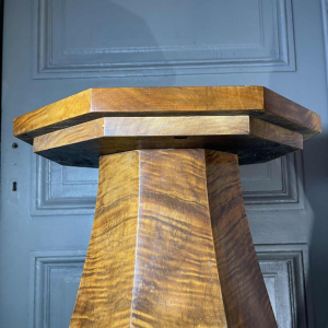 DE COENE FRERES, Colonne Sellette Art Déco Octogonale Galbée, Loupe Noyer 1925