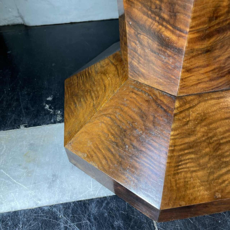 DE COENE FRERES, Art Deco achthoekige gebogen pilaar, walnoot burl 1925