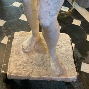 HERBERT GELDHOF, Levensgrote sculptuur naakte vrouw, workshop gips, jaren 50