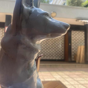 Sculpture d'un chien ( berger ) céramique Art Déco, faïence Moulin Des Loups Orchies