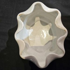 Manufacture de Dresde, petit rafraîchissoir en porcelaine, décor oiseaux et insectes, 19ème siècle