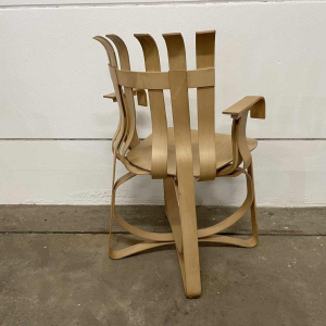 FRANK GEHRY / KNOLL International, paire de fauteuils “Hat Trick“, lames d'érable, 1994