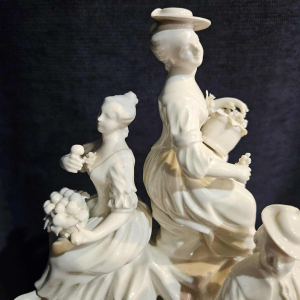 Manufacture d'Orléans, groupe de personnages en porcelaine pâte tendre, 18 ème siècle