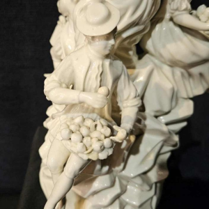 Manufacture d'Orléans, groep figuren in zacht pastaporselein, 18e eeuw