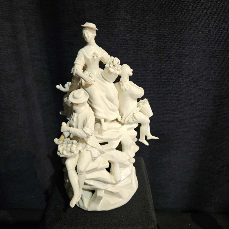 Manufacture d'Orléans, groupe de personnages en porcelaine pâte tendre, 18 ème siècle