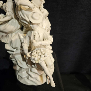 Manufacture d'Orléans, groupe de personnages en porcelaine pâte tendre, 18 ème siècle