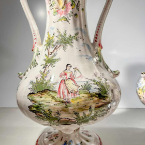 Joseph Gaspard Robert - Faïencerie de Marseille, paire de vases couverts polychromes, XVIIIe s