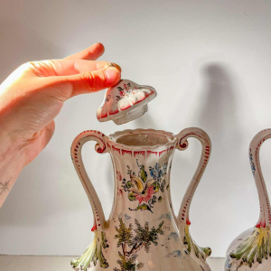 Joseph Gaspard Robert - Faïencerie de Marseille, paire de vases couverts polychromes, XVIIIe s