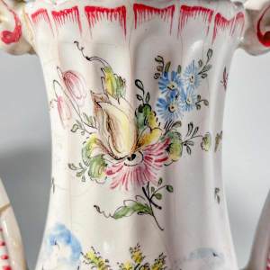 Joseph Gaspard Robert - Aardewerkfabriek uit Marseille, paar polychrome dekselvazen, 18e eeuw