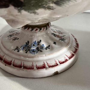 Joseph Gaspard Robert - Faïencerie de Marseille, paire de vases couverts polychromes, XVIIIe s