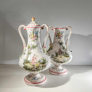 Joseph Gaspard Robert - Faïencerie de Marseille, paire de vases couverts polychromes, XVIIIe s