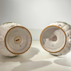 Joseph Gaspard Robert - Faïencerie de Marseille, paire de vases couverts polychromes, XVIIIe s