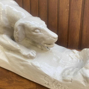 G. Ninin "chien" sculpture en céramique / faïence, blanc craquelé, ca 1930